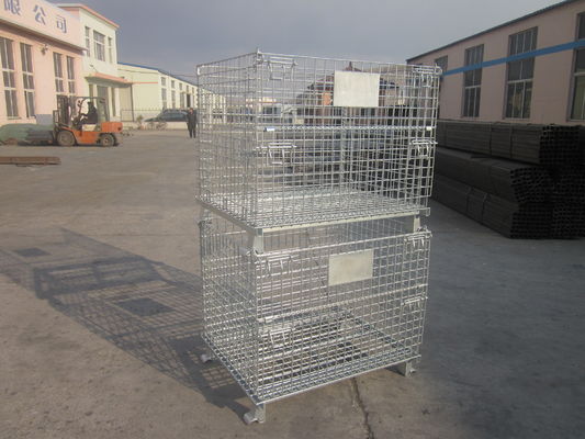 De container van het draadnetwerk in het opslaan van goederen in pakhuis wordt gebruikt dat